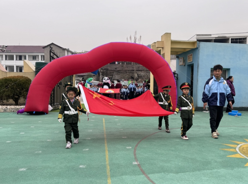 Future Star Kindergarten in Baimao Town, Yuexi County successfully held parent-child sports